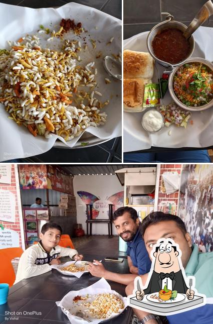The picture of food and interior at Shri Katoba Misal (श्री कातोबा मिसळ)