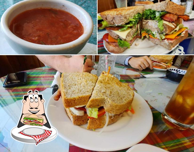 Mangez un sandwich à The Baker89, Grill & Bar