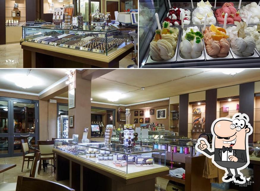 Questa è la immagine che mostra la interni e cibo di Cioccolateria Napoleone