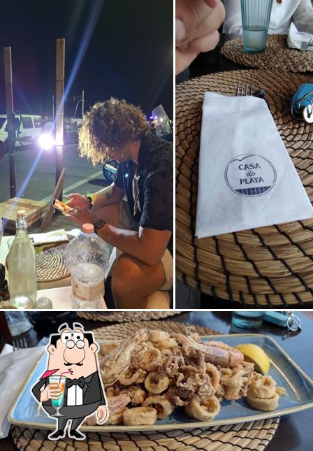 La foto di bevanda e cibo da Casa de Playa
