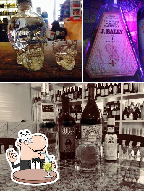La foto di bevanda e interni da Bar 7000 Caffe Di Rossi Valentina