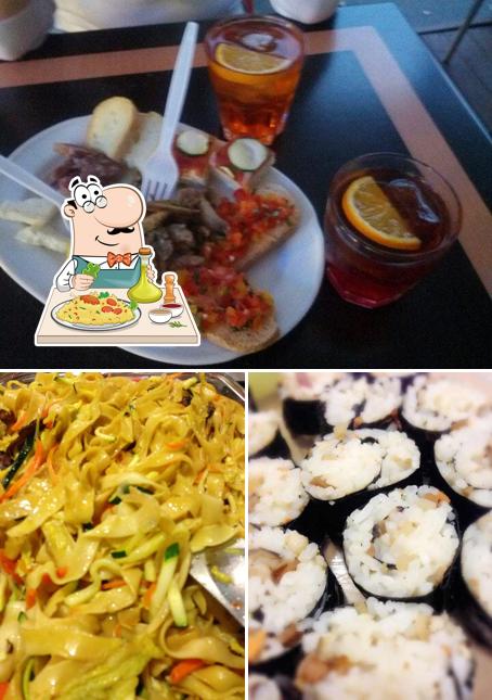 La foto di cibo e tavolo da pranzo da CAFFÈ GRAND’ITALIA