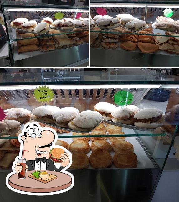 Ordina un hamburger a Er Più Cafè