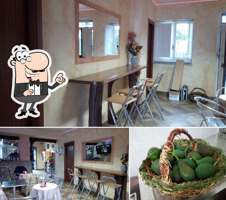 Tra le varie cose da Mon Amour Cafè si possono trovare la interni e cibo