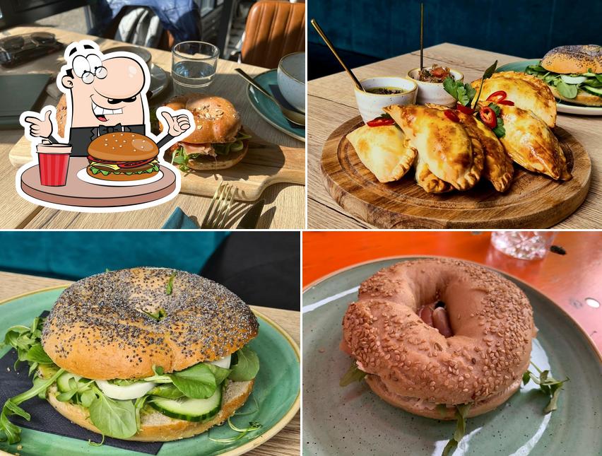 Prenditi un hamburger a Thalvie Café & Bar