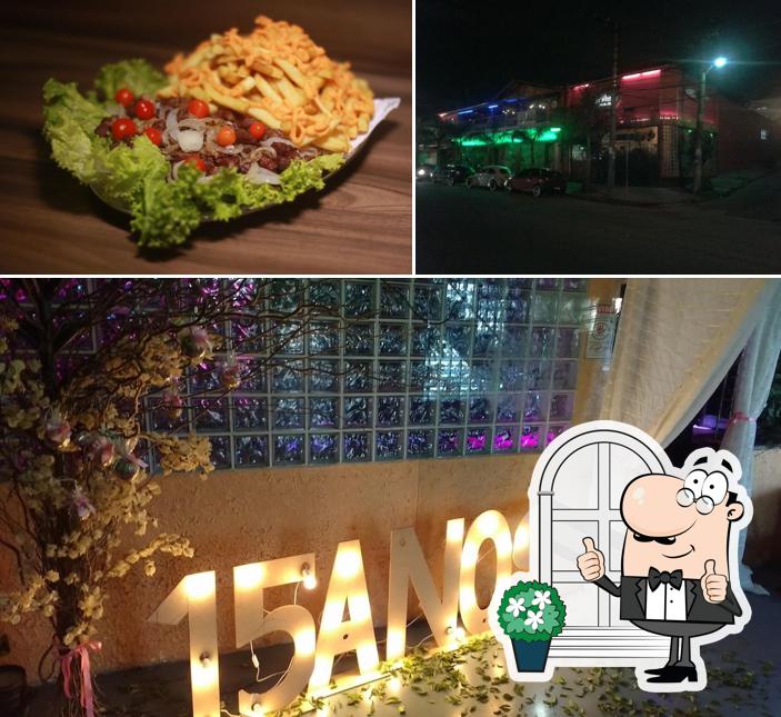 Entre diversos coisas, exterior e comida podem ser encontrados no Sabbadá Music Lounge