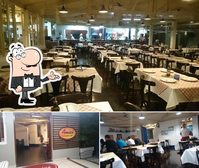 Veja imagens do interior do Amici Pizza & Cibo