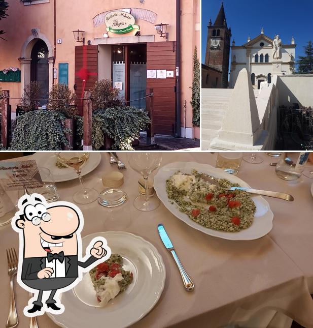La esterno e cibo del ristorante