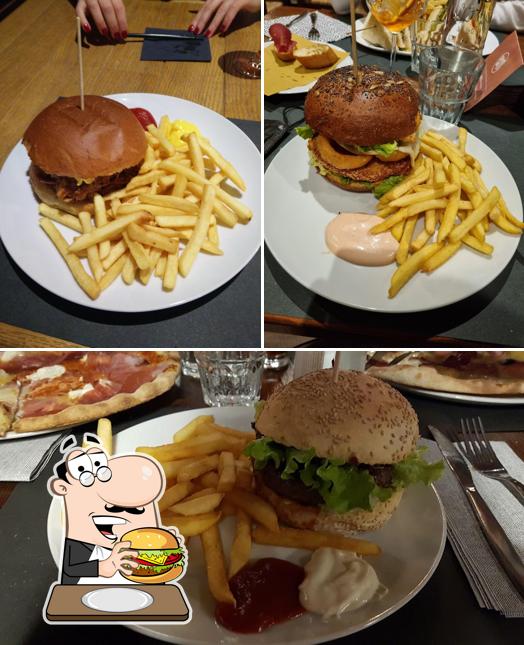 Ordina un hamburger a Doppio Malto Birreria Pub