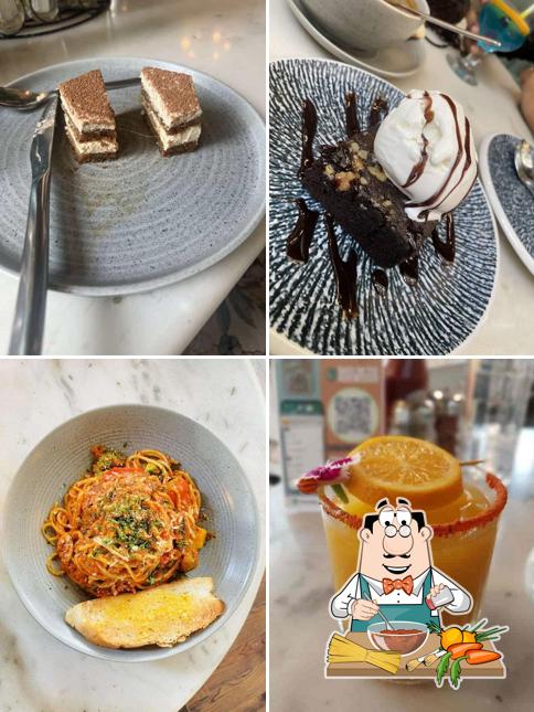 Spaghetti bolognese at Cafe De Flora