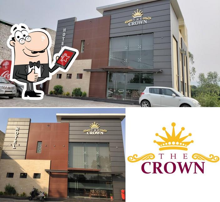 Look at this image of Hotel The Crown