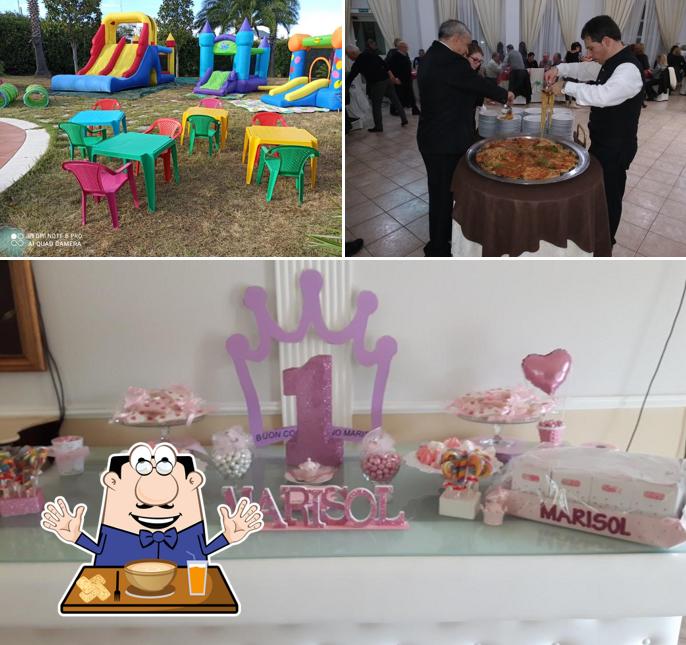 Guarda la immagine che raffigura la cibo e interni di Sala delle Rose