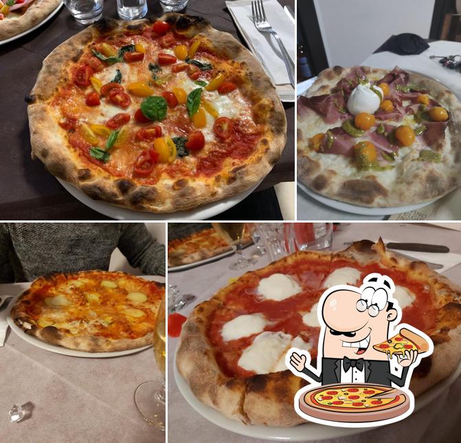 A Pizzeria La Noce di Donato Karen, puoi provare una bella pizza