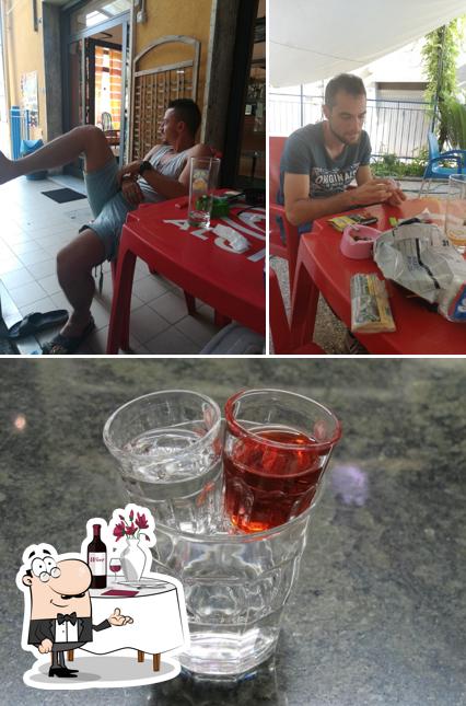 La tavolo da pranzo e birra del ristorante