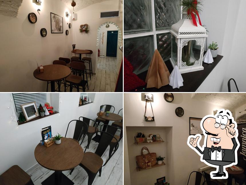 Dai un'occhiata agli interni di Ceker Bar