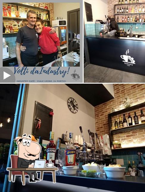 Dai un'occhiata agli interni di Industry Cafè