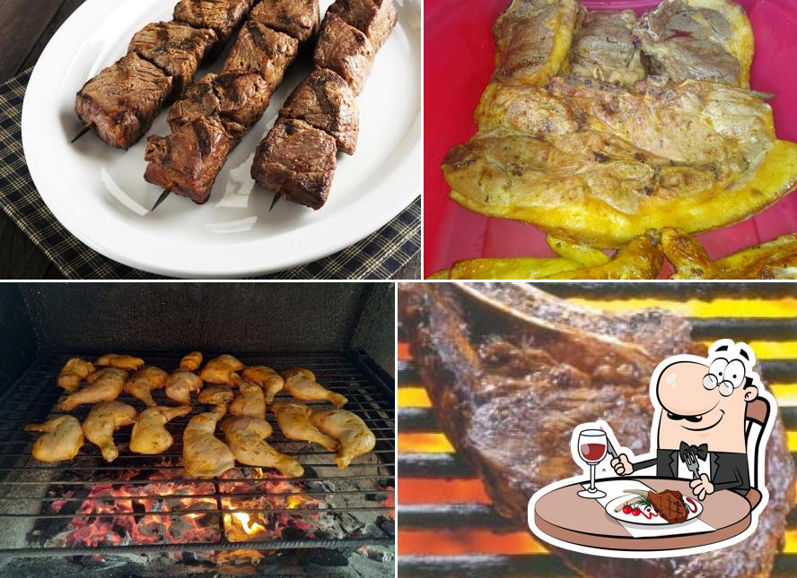 Pratos de carne são disponibilizados no Churrascaria do Miau