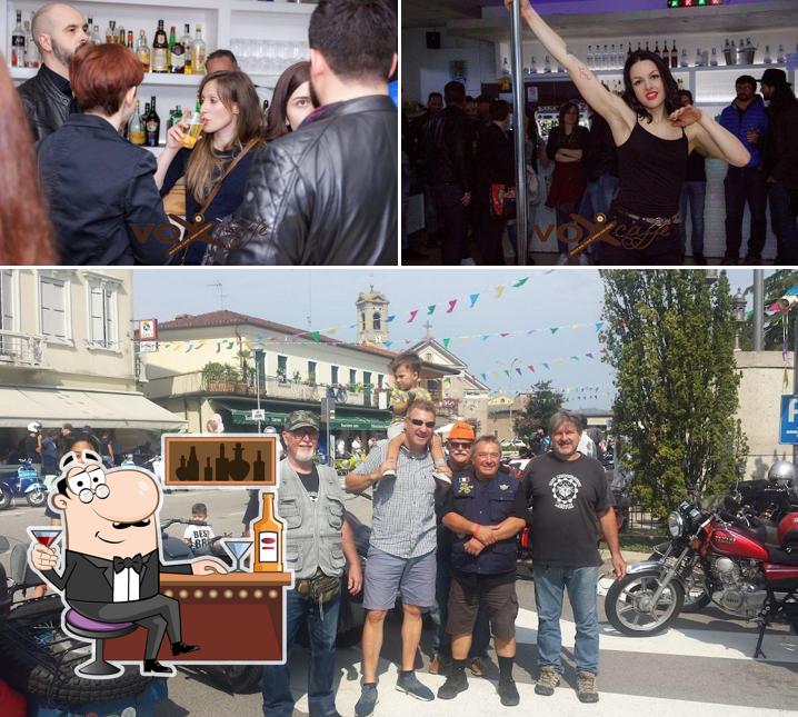 Questa è la foto che mostra la bancone da bar e esterno di Vox Caffè