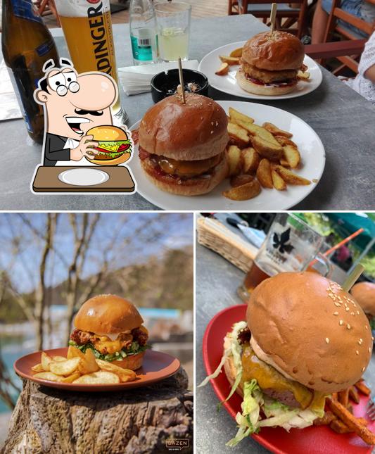 Ordina uno dei tipi di hamburger disponibili a Bazen Bar & BBQ