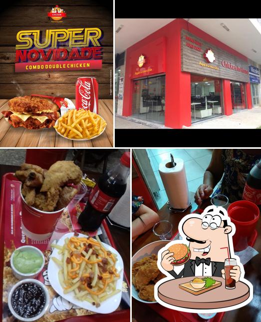 Experimente um hambúrguer no Chicken In House Volta Redonda