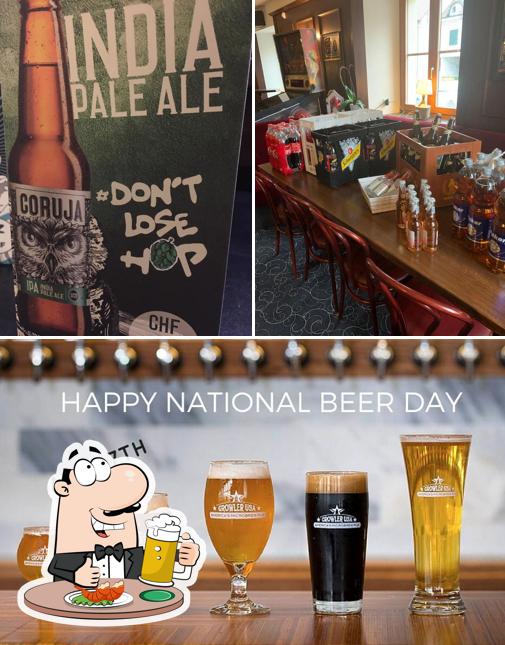 Puoi ordinare un rinfrescante bicchiere di birra chiara o scura