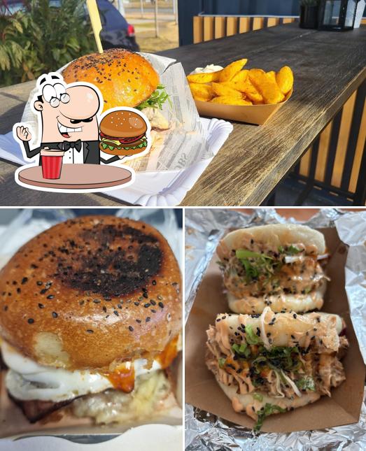 Ordina un hamburger a Buns And More - Qlandija