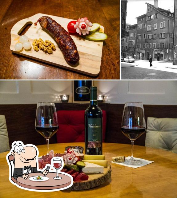 Dai un’occhiata alla foto che mostra la cibo e esterno di Weinstube Weisse Rose