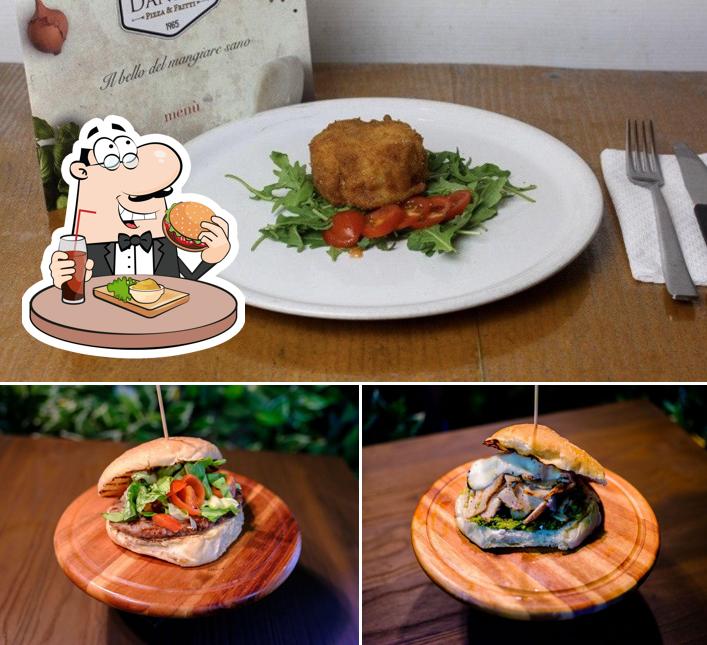 Prenditi un hamburger a Urban pizza&fritti