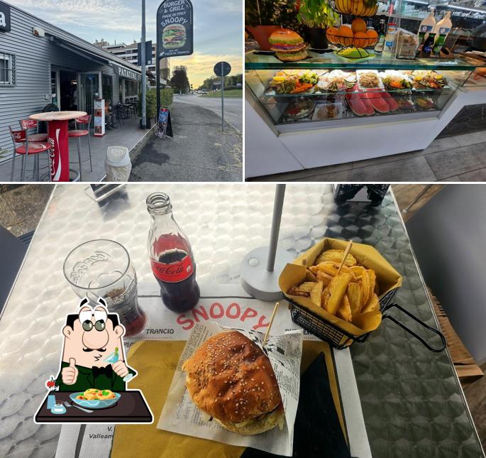 Tra le varie cose da Snoopy Caffetteria si possono trovare la cibo e esterno
