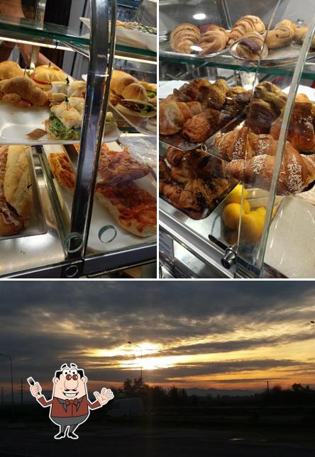 Dai un’occhiata alla foto che presenta la cibo e esterno di Bar Ponte Massa...Snack bar