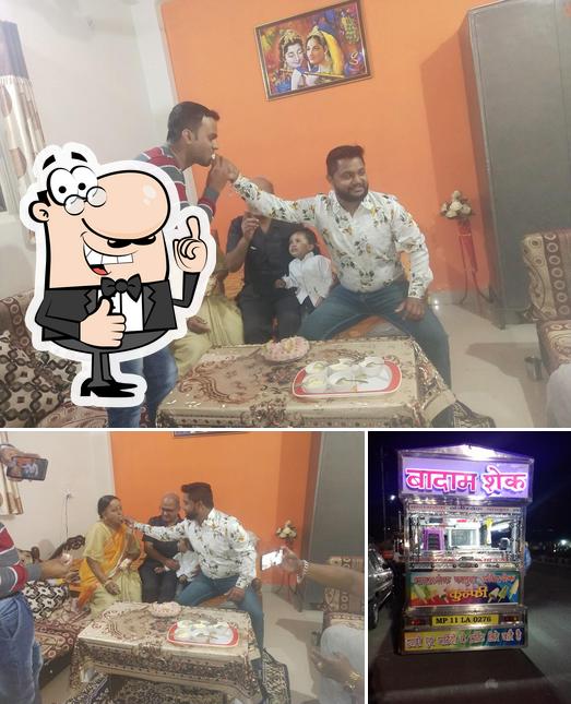 Look at the image of Handiwale Ka Ice Cream And Usaal Phohe