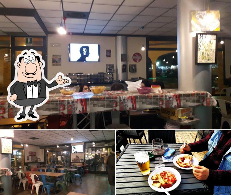 Dai un'occhiata agli interni di Garage Bar