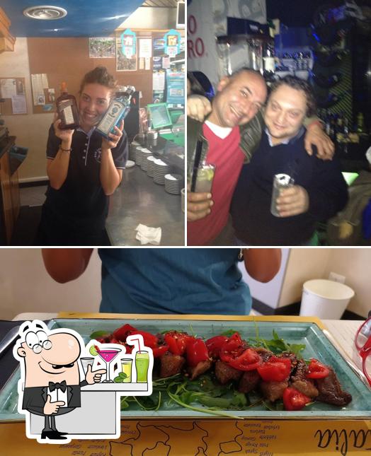 La foto di bancone da bar e cibo da Bar dello Sport
