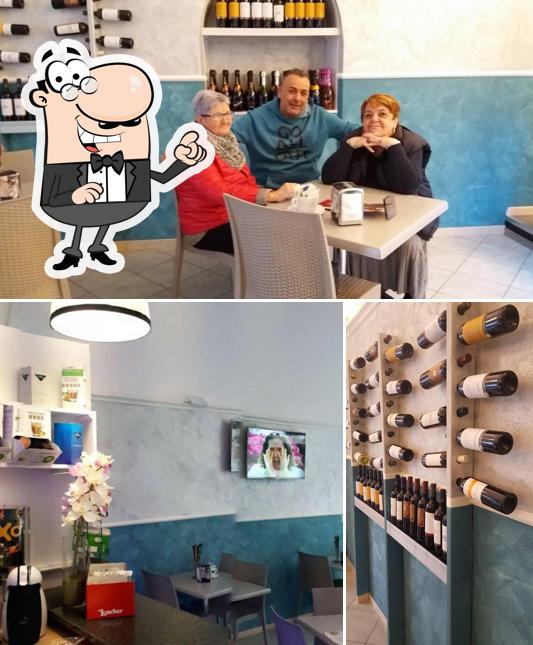 La immagine di interni e vino da Caffè Duemila