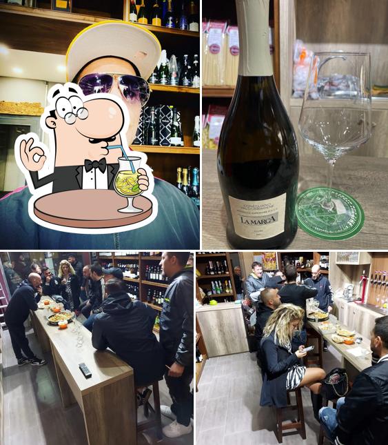 La immagine della bevanda e interni di Enoteca e vineria A&EC