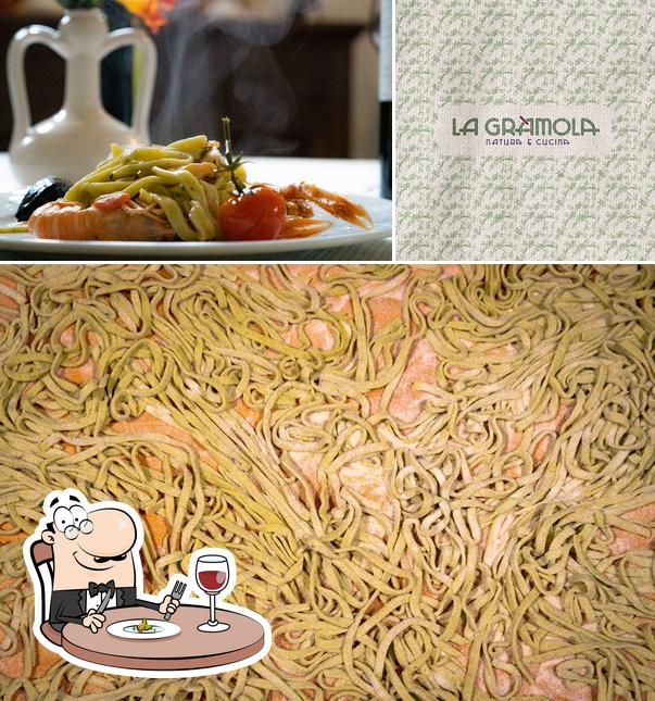 La Gràmola Natura e Cucina si caratterizza per la cibo e interni