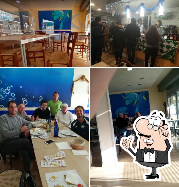 La foto di interni e tavolo da pranzo da Caffè Dei Barberi