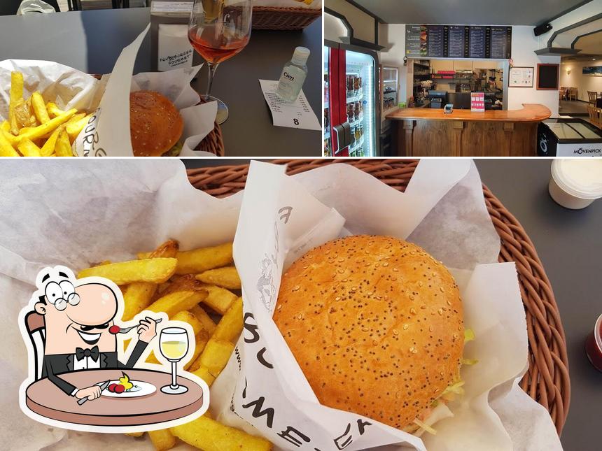Dai un’occhiata alla foto che mostra la cibo e interni di Fryburger Gourmet Fribourg