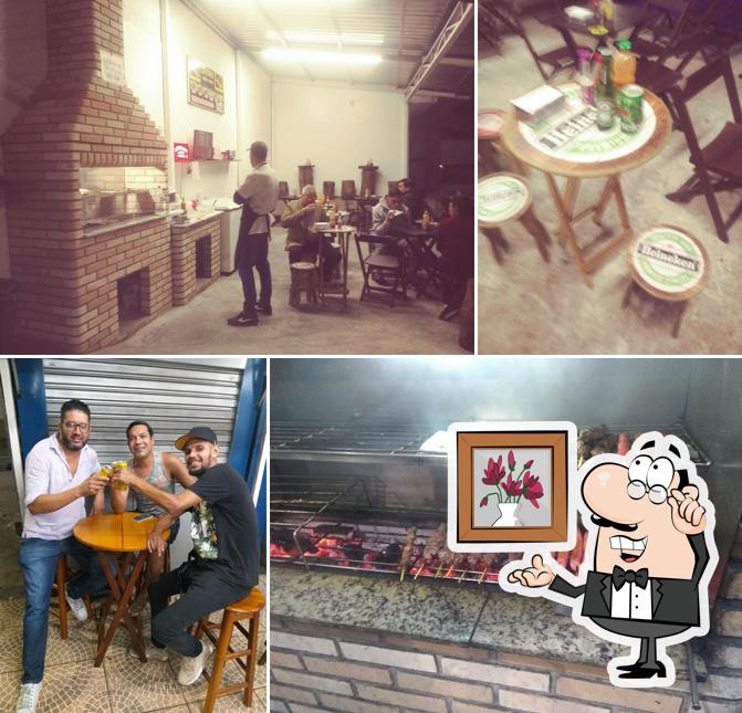 Sente em uma das mesas no Espetinhos Junior e Piraju