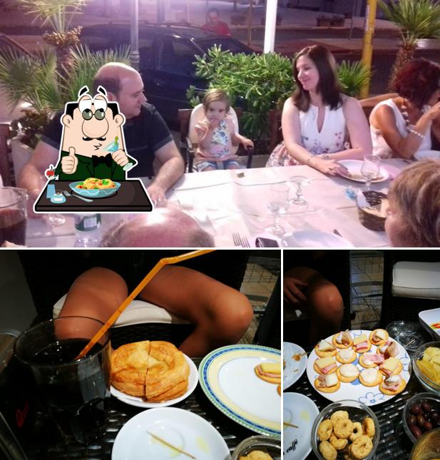 La cibo e tavolo da pranzo del ristorante