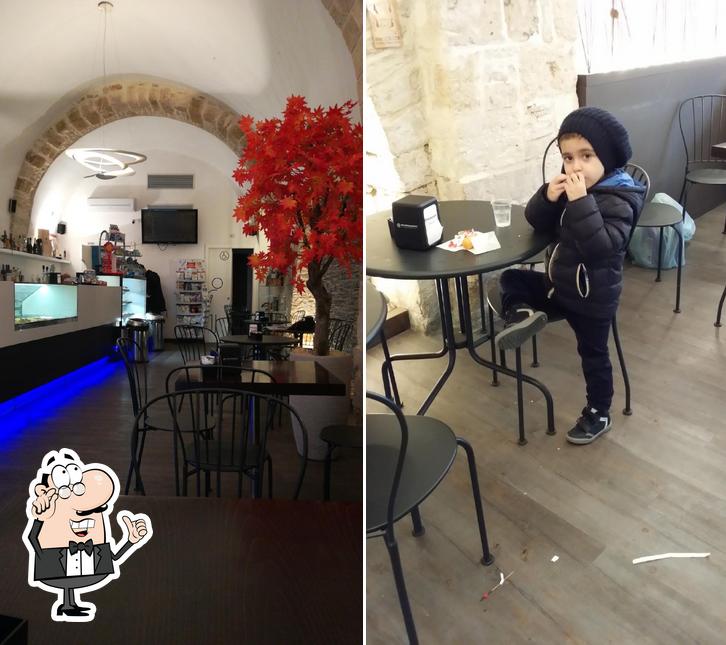 Dai un'occhiata agli interni di Bar Italia