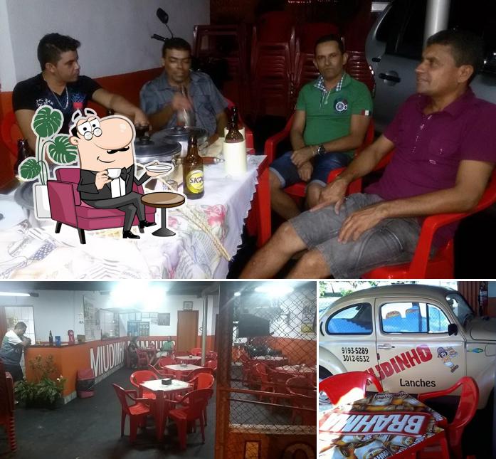 O interior do lanchonete Miudinho Lanches