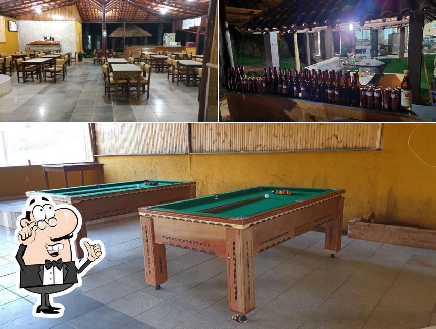 Sente em uma das mesas no Escondidinho's Bar Beer