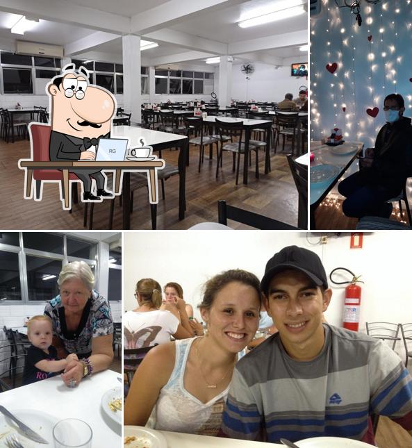 Sente em uma das mesas no Chefões Restaurante
