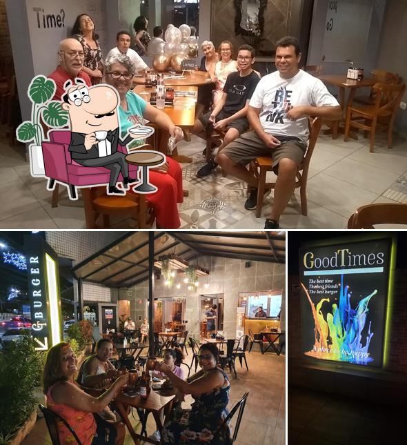 O interior do Good Times Burger