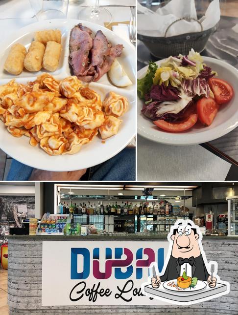 Tra le varie cose da Dubai Coffee Lounge si possono trovare la cibo e alcol