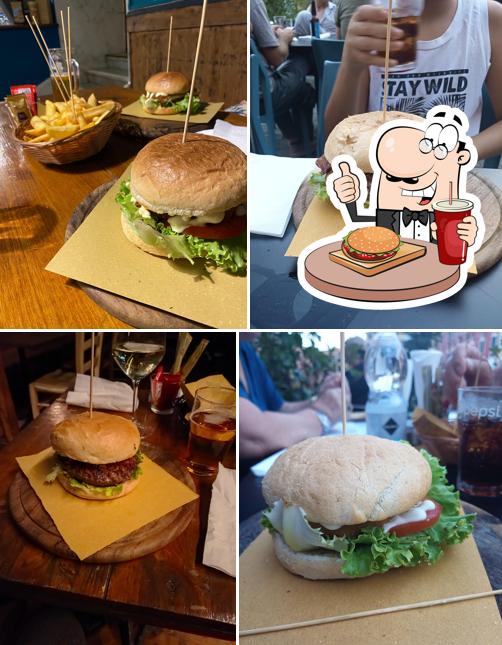 Ordina un hamburger a Grizzly 2.0 Pub Cafè