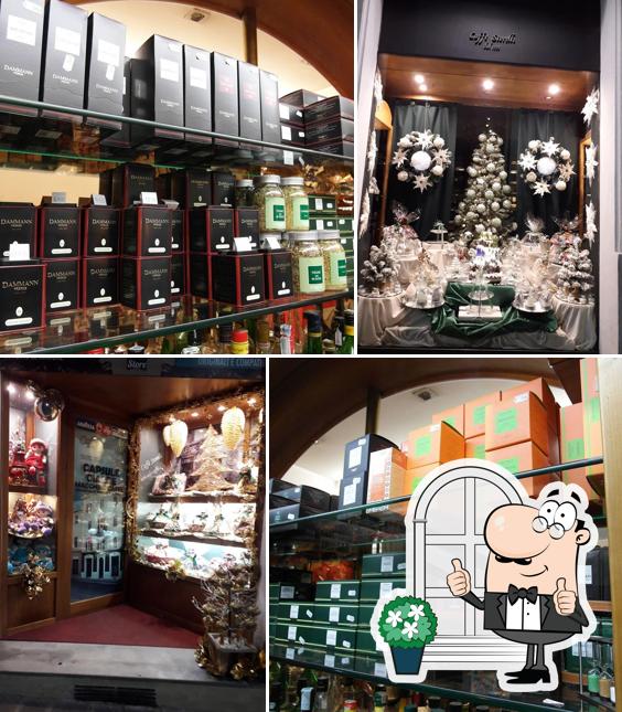 Puoi goderti l'aria fresca da seduto all'esterno di Caffè Storelli