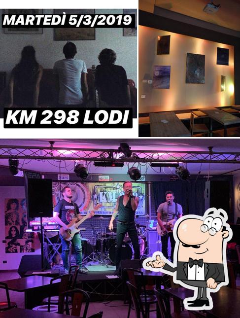 Dai un'occhiata agli interni di KM 298