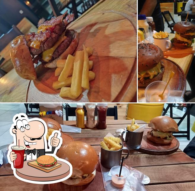 Deguste um dos hambúrgueres oferecidos no Fornalha Fast Food